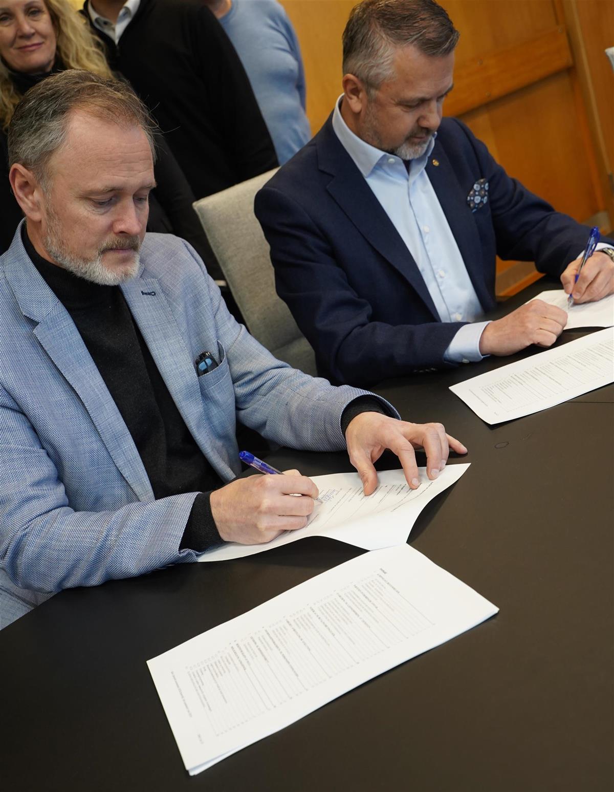 Rolf Thingvold ( til høyre), regionsjef Visma, sammen med Arne Ingebrigtsen, kommunedirektør Kristiansund kommune, signerte i dag denne viktige og store avtalen. - Klikk for stort bilde