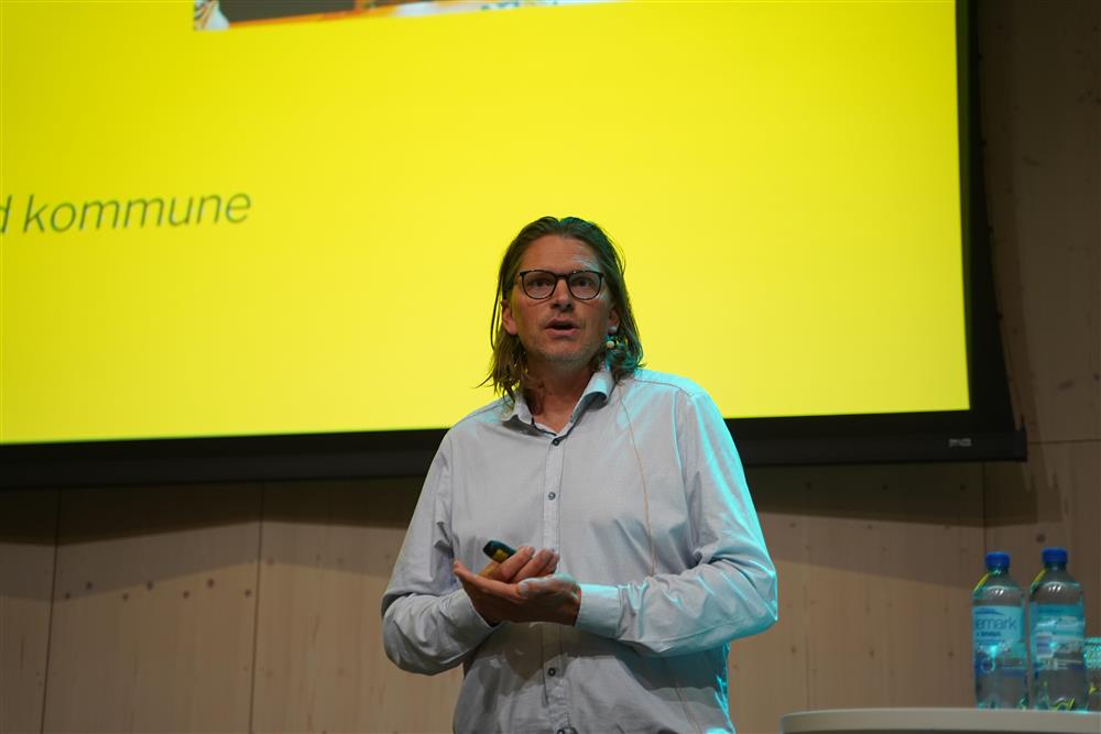 Mann snakker mot kamera - Klikk for stort bilde