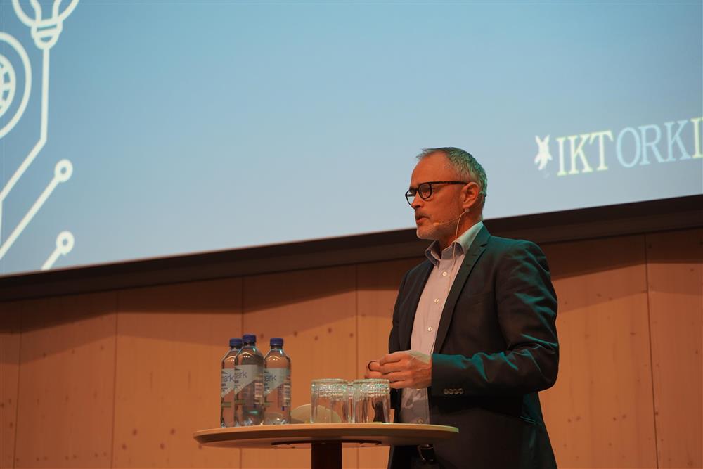 Mann snakker ut mot venstre - Klikk for stort bilde