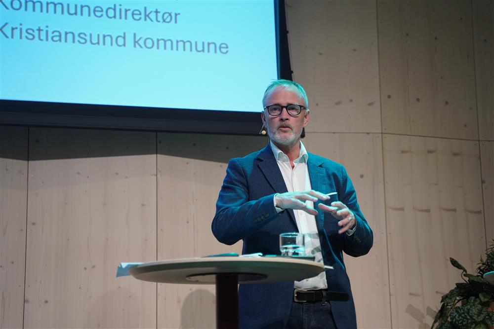 Mann snakker i kamera - Klikk for stort bilde