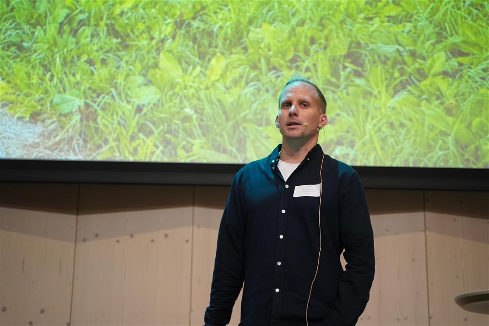 Mann snakker mot kamera - Klikk for stort bilde