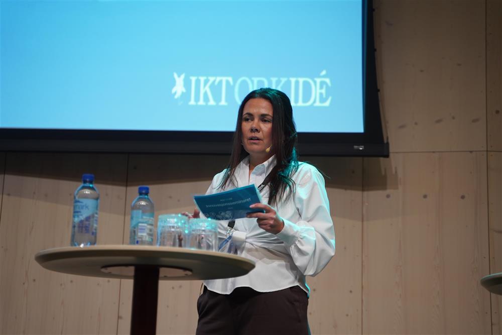 Dame snakker mot kamera - Klikk for stort bilde