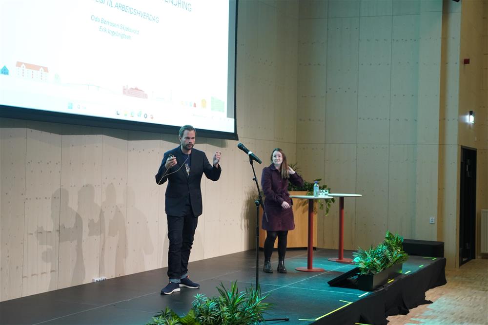 Mann og dame snakker mot høyre for bildet - Klikk for stort bilde