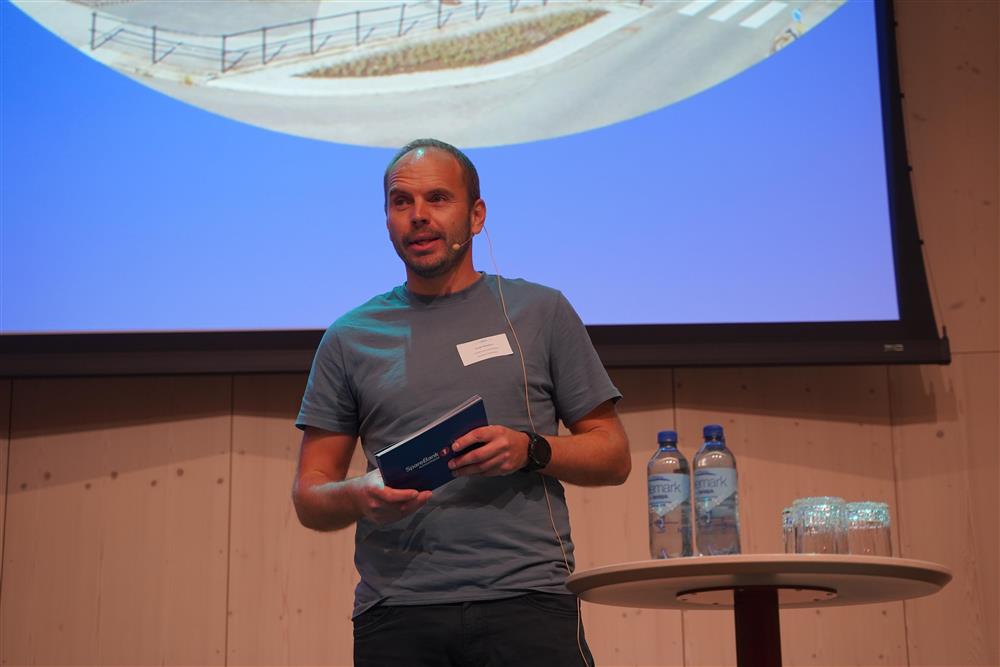 Mann snakker mot kamera - Klikk for stort bilde