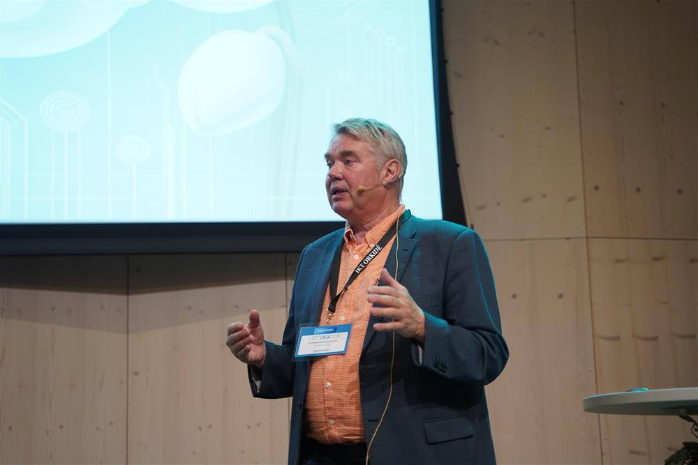 Mann snakker mot venstre for kamera - Klikk for stort bilde