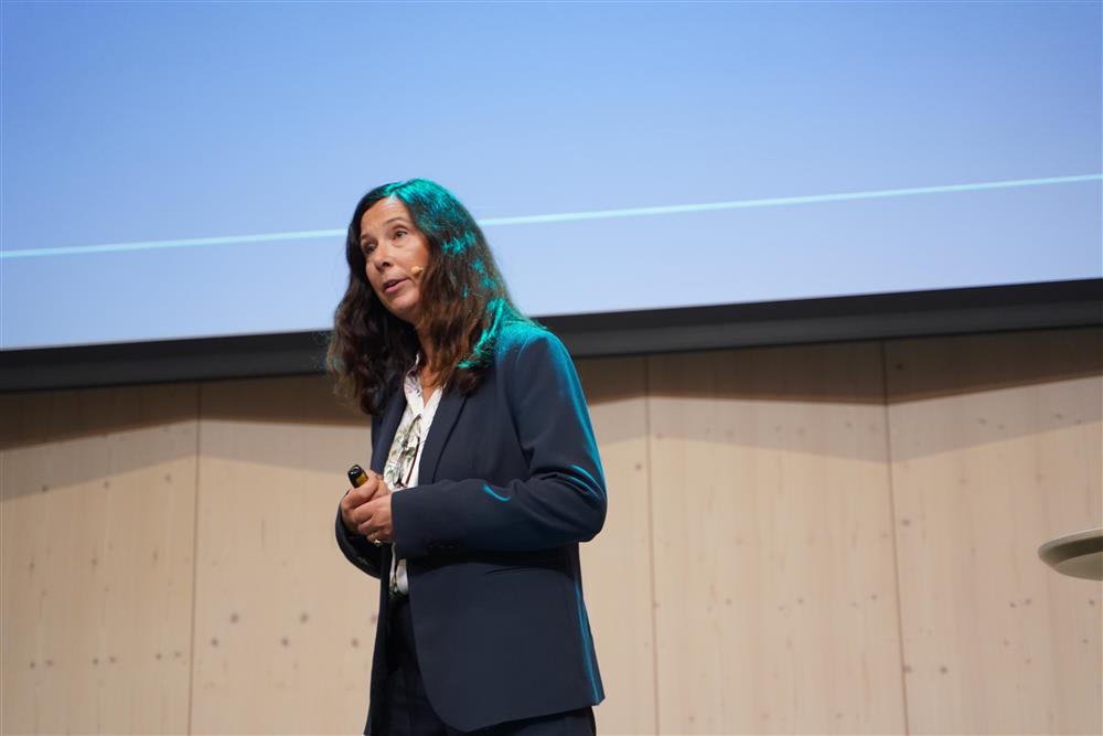 dame snakker mot venstre av kamera - Klikk for stort bilde