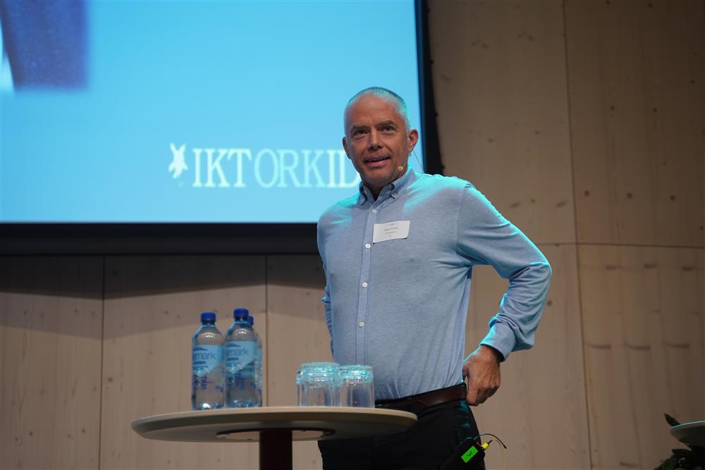 Mann snakker mot kamera - Klikk for stort bilde