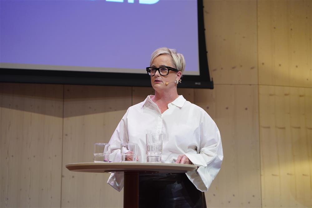 Konferansier Ingeborg Johnsrud Dyrnes fra DigiMR - Klikk for stort bilde