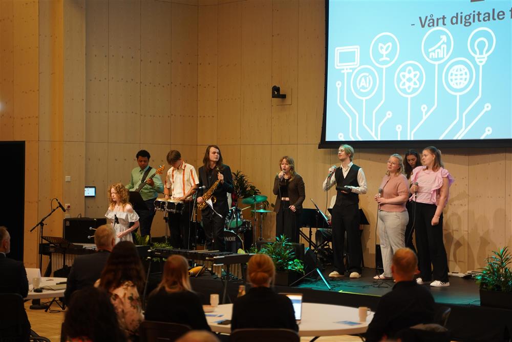 Musikklinja fra Atlanten VGS opptrer under Innovasjonsseminar 2025 - Klikk for stort bilde