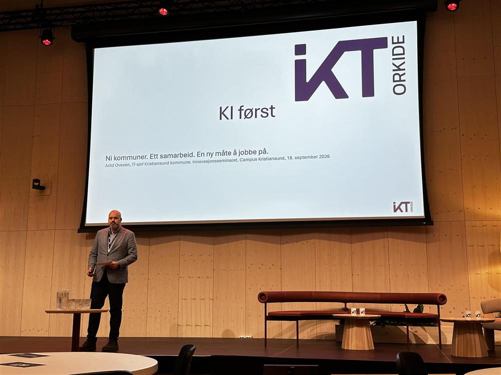 Arild Ovesen presenterer KI først strategien - Klikk for stort bilde