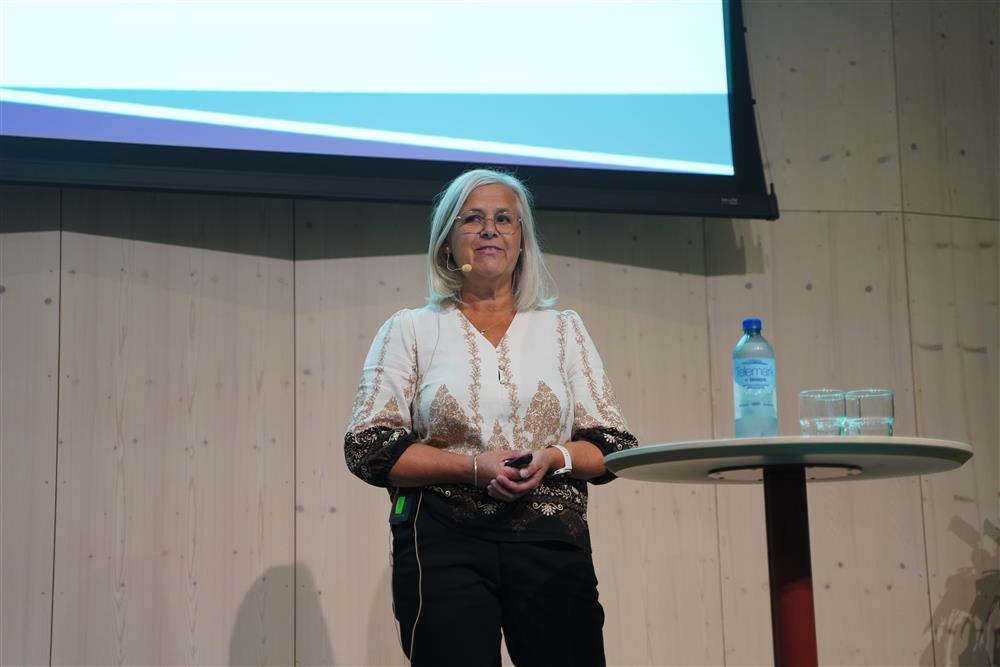 Dame snakker mot kamera - Klikk for stort bilde