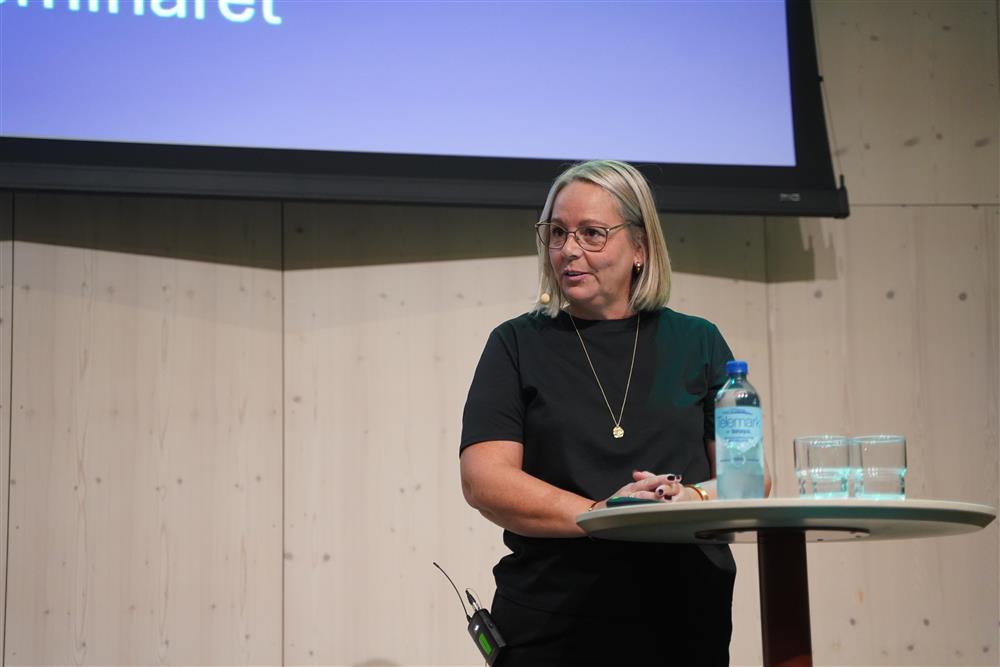 Dame snakker mot kamera - Klikk for stort bilde